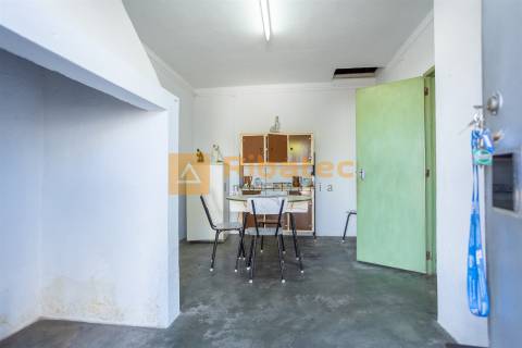 Moradia T2 com terreno de 722 m² no Rebocho