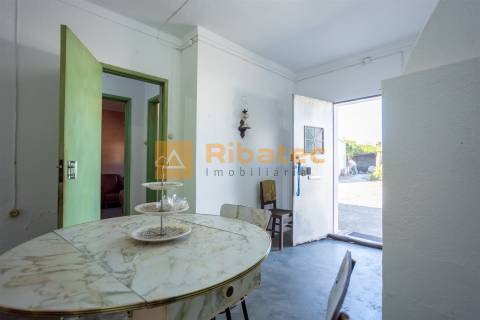 Moradia T2 com terreno de 722 m² no Rebocho
