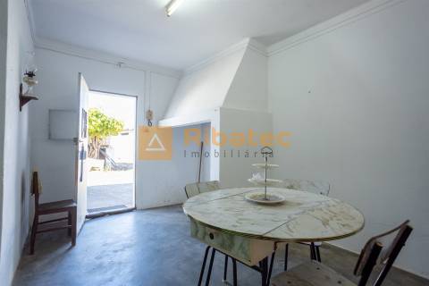 Moradia T2 com terreno de 722 m² no Rebocho