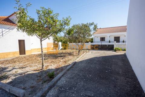 Moradia T2 com terreno de 722 m² no Rebocho