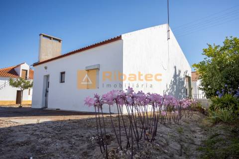 Moradia T2 com terreno de 722 m² no Rebocho