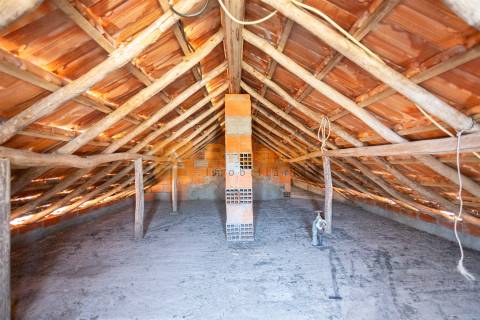 Moradia T2 na Fajarda com 1600 m2 de terreno