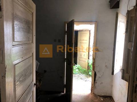 Moradia T2 para remodelar em Vila Nova da Erra, Coruche