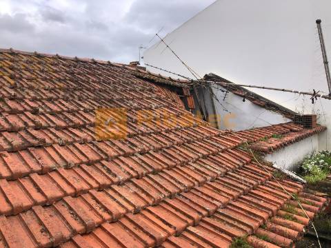 Moradia T2 para remodelar em Vila Nova da Erra, Coruche