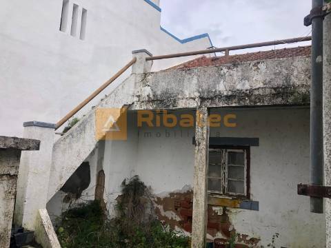 Moradia T2 para remodelar em Vila Nova da Erra, Coruche