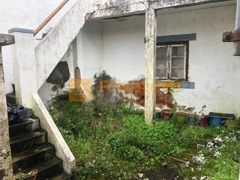 Moradia T2 para remodelar em Vila Nova da Erra, Coruche