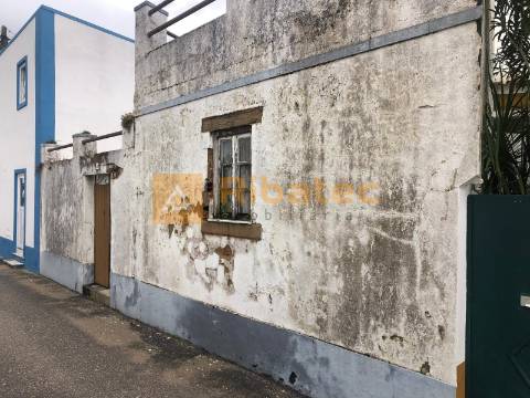 Moradia T2 para remodelar em Vila Nova da Erra, Coruche