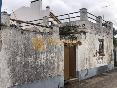 Moradia T2 para remodelar em Vila Nova da Erra, Coruche