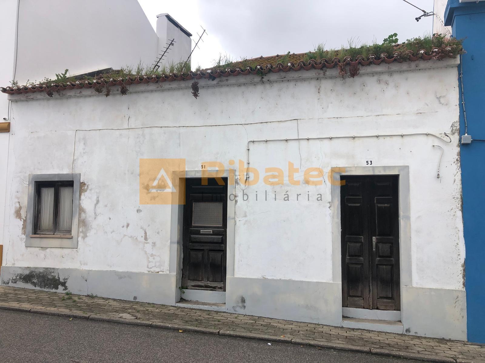 Moradia T2 para remodelar em Vila Nova da Erra, Coruche