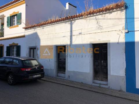 Moradia T2 para remodelar em Vila Nova da Erra, Coruche
