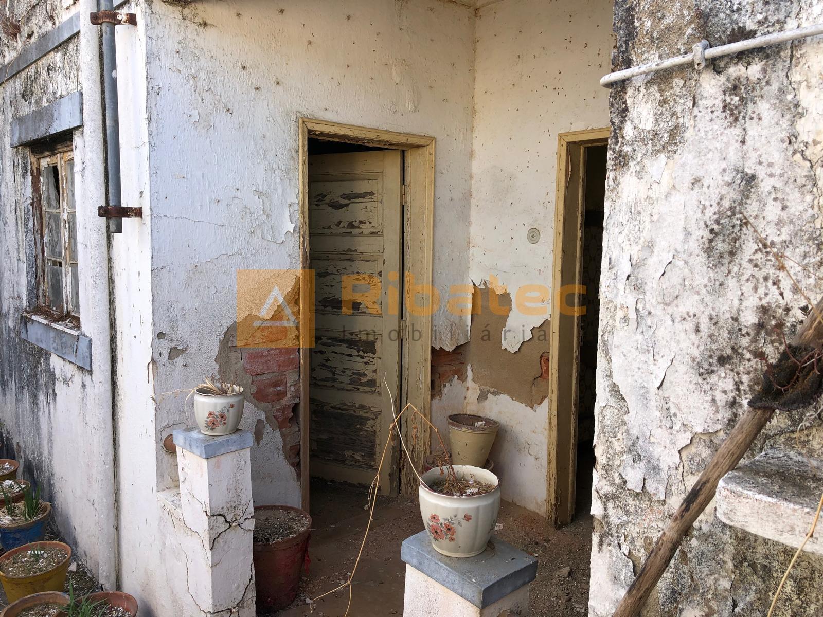 Moradia T2 para remodelar em Vila Nova da Erra, Coruche