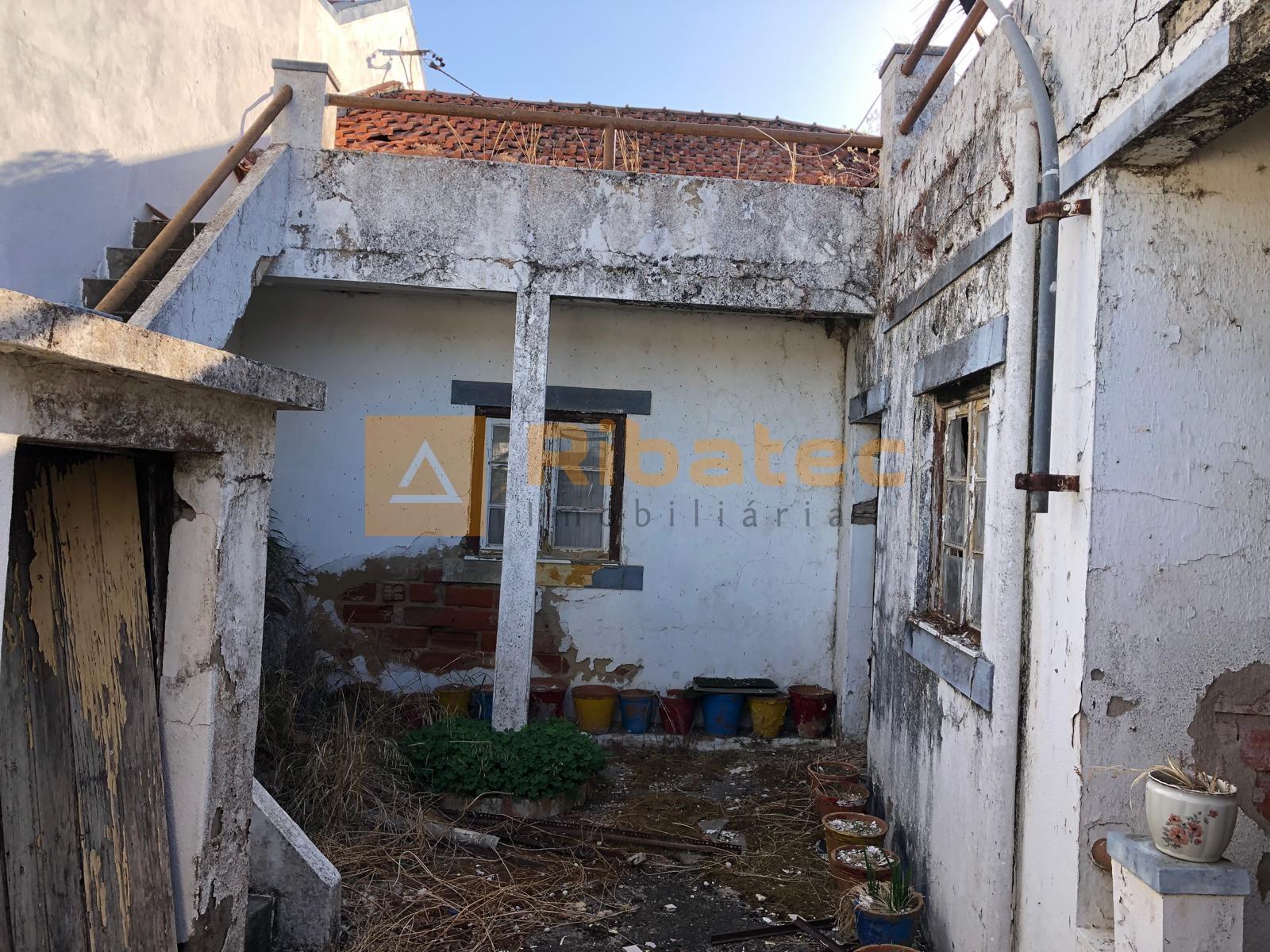 Moradia T2 para remodelar em Vila Nova da Erra, Coruche