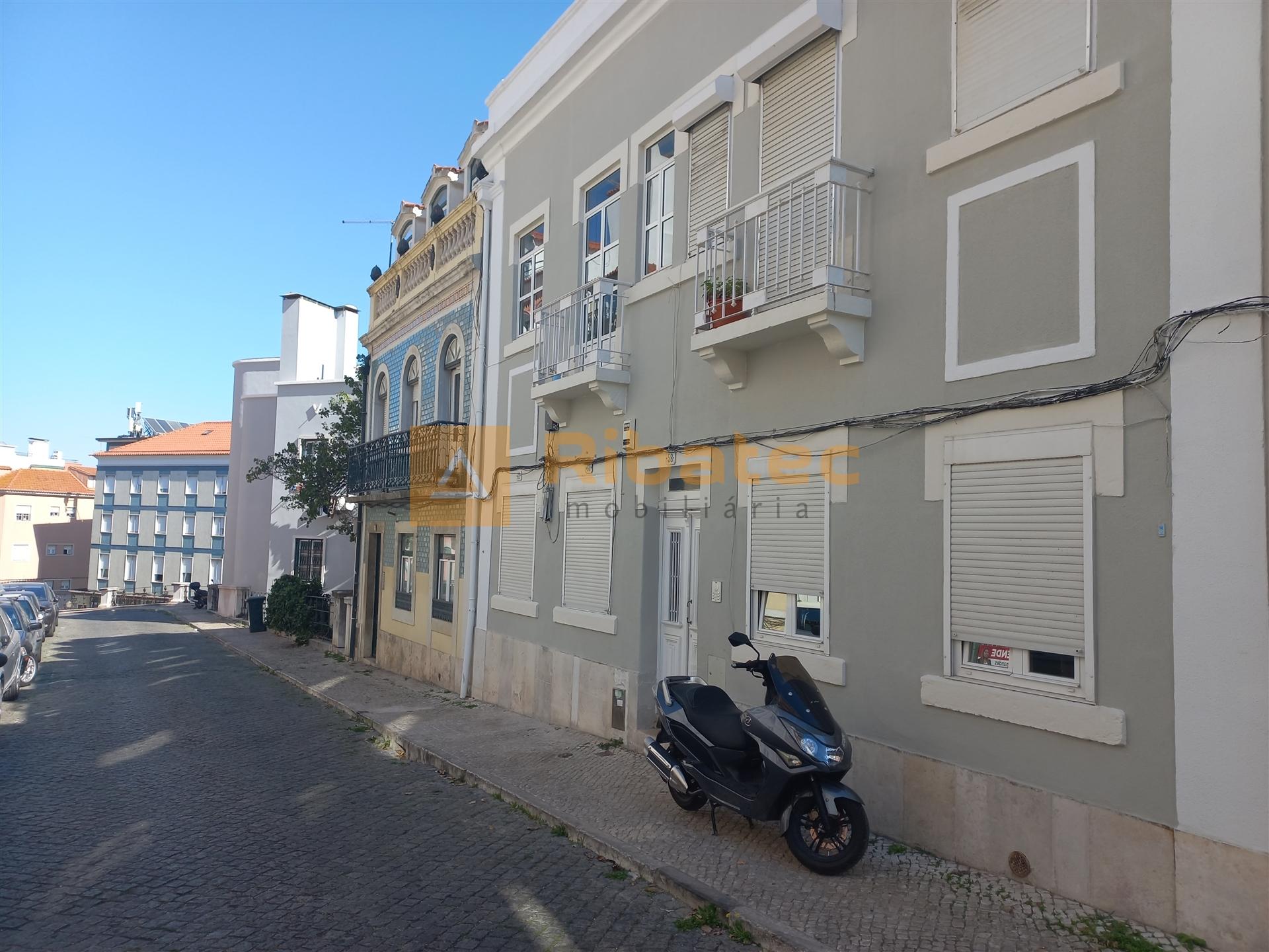 Apartamento T2 com logradouro na Estrela