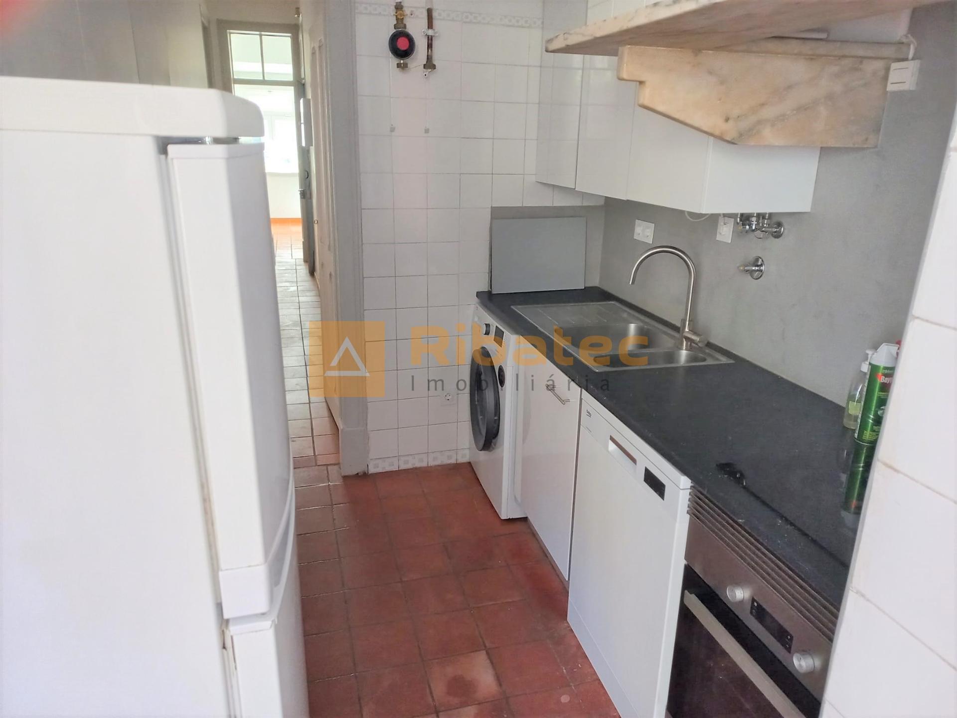 Apartamento T2 com logradouro na Estrela