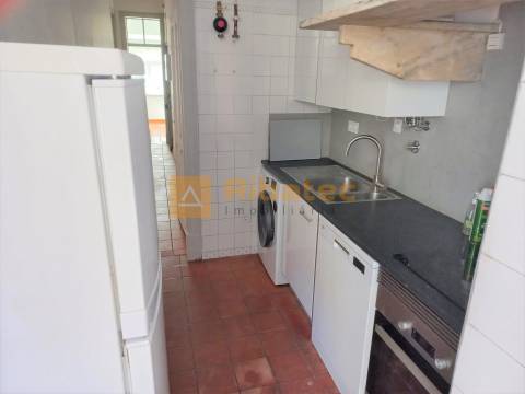 Apartamento T2 com logradouro na Estrela