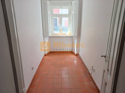 Apartamento T2 com logradouro na Estrela