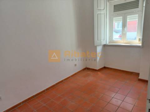 Apartamento T2 com logradouro na Estrela
