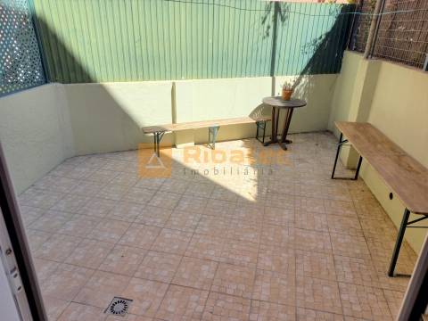 Apartamento T2 com logradouro na Estrela