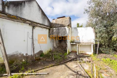 Moradia para remodelar no Couço