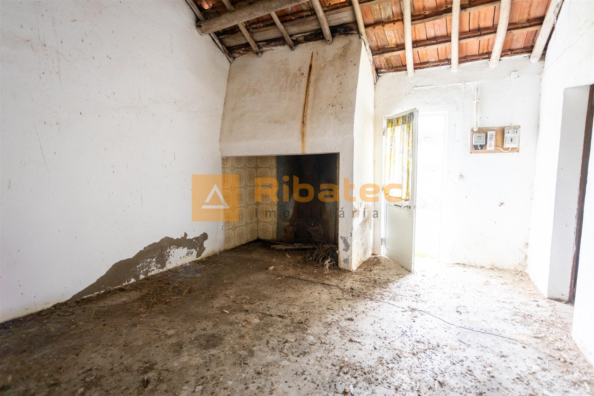 Moradia para remodelar no Couço