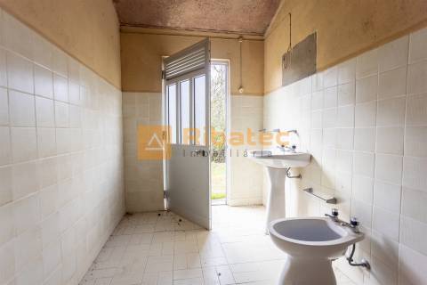Moradia para remodelar no Couço