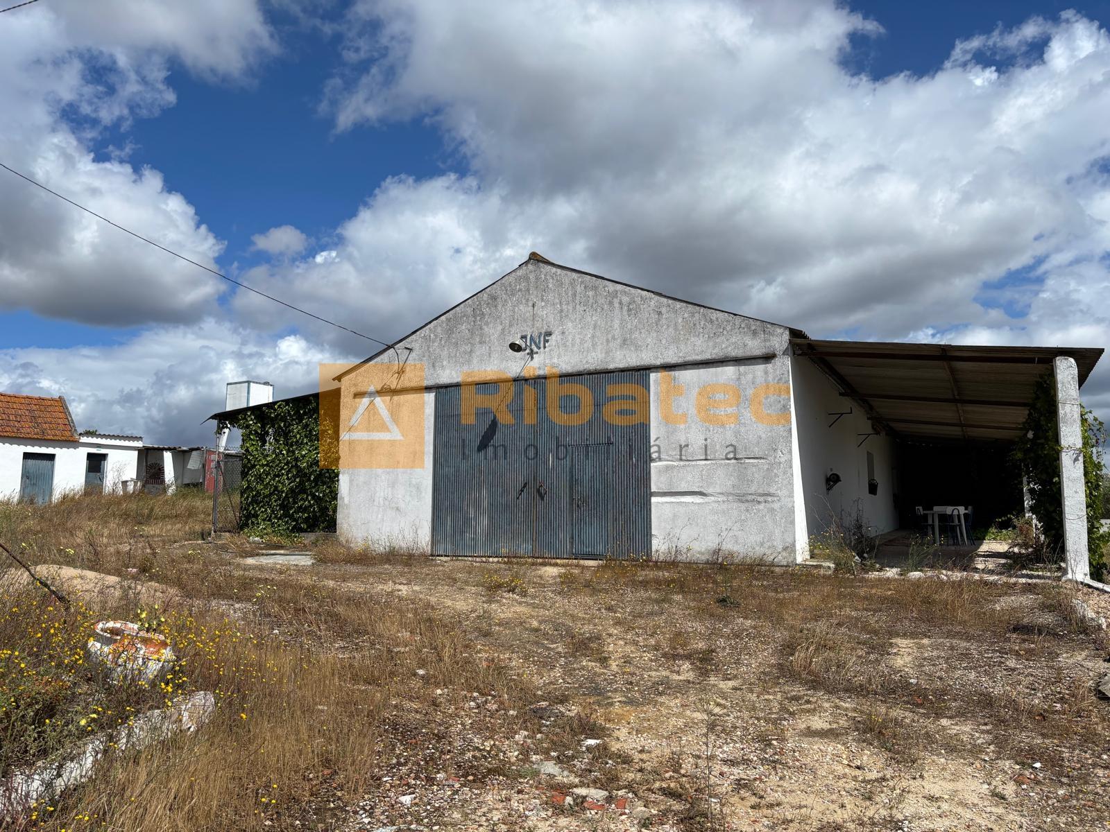 Terreno com arrecadação na Fajarda