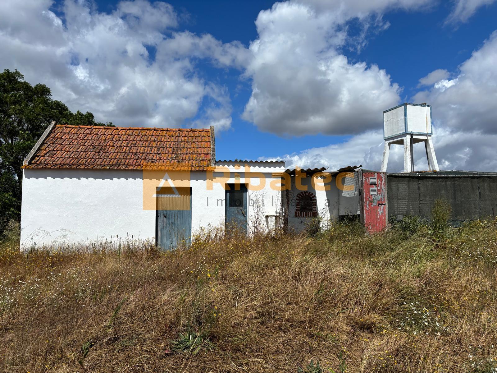 Terreno com arrecadação na Fajarda