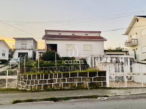 Moradia Isolada em Astromil, Paredes – Potencial Único à Espera de Requalificação