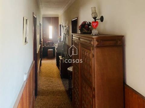 Moradia Isolada em Astromil, Paredes – Potencial Único à Espera de Requalificação