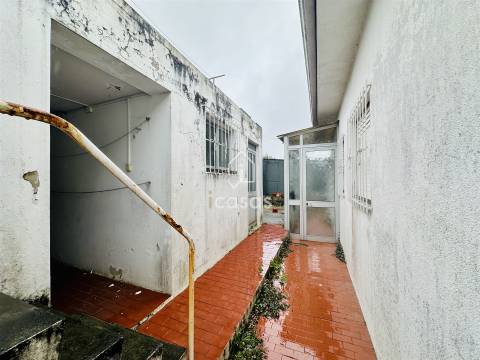 Moradia Isolada em Astromil, Paredes – Potencial Único à Espera de Requalificação