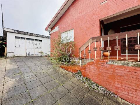 Moradia Isolada em Astromil, Paredes – Potencial Único à Espera de Requalificação