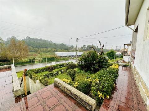 Moradia Isolada em Astromil, Paredes – Potencial Único à Espera de Requalificação