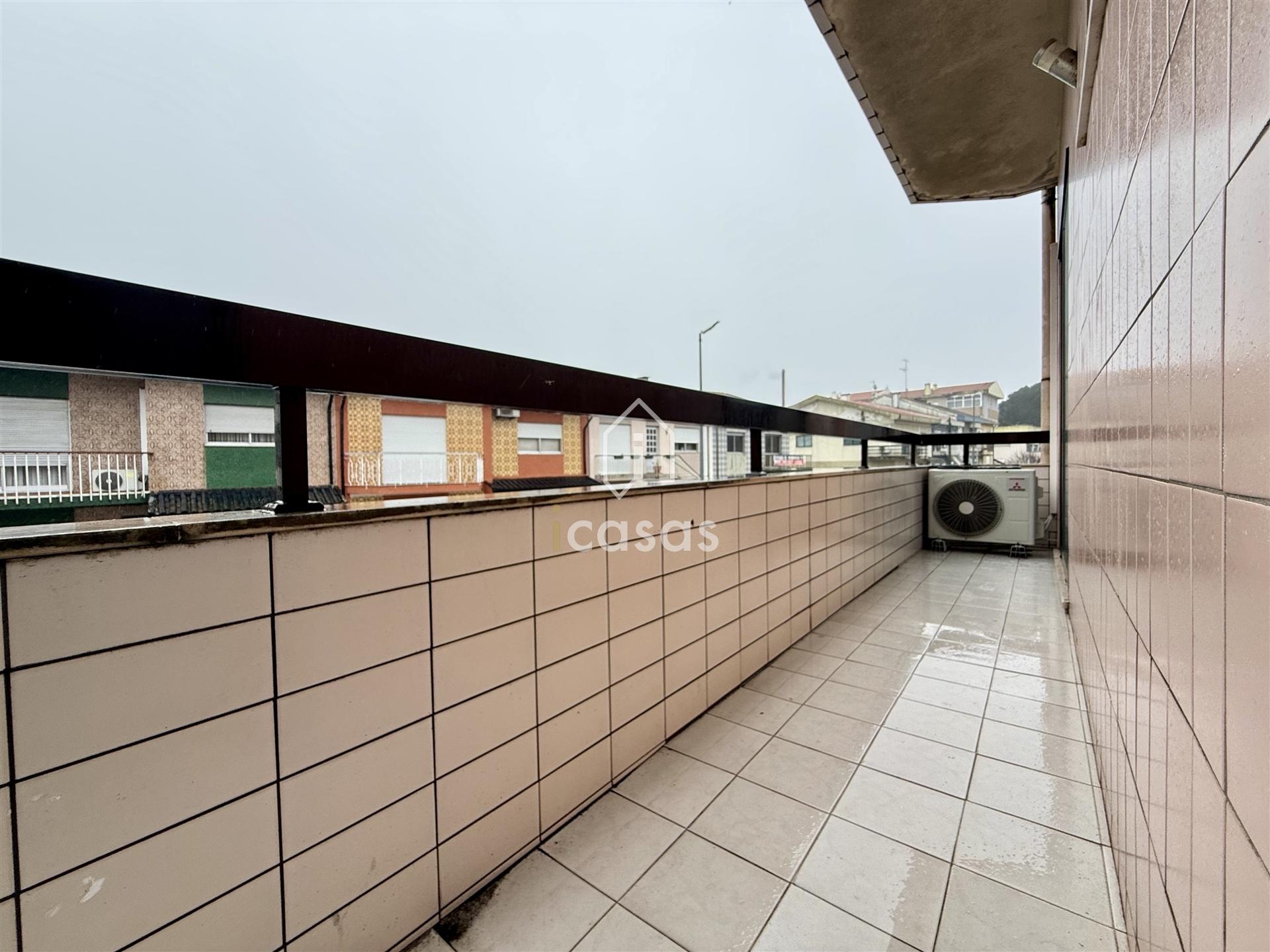 T3 Renovado com Varanda e Garagem Box | Forno – Rio Tinto (Próximo da Areosa)