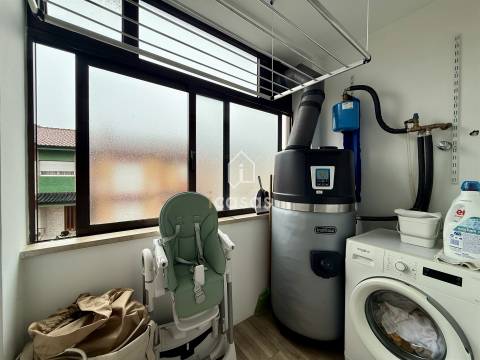 T3 Renovado com Varanda e Garagem Box | Forno – Rio Tinto (Próximo da Areosa)