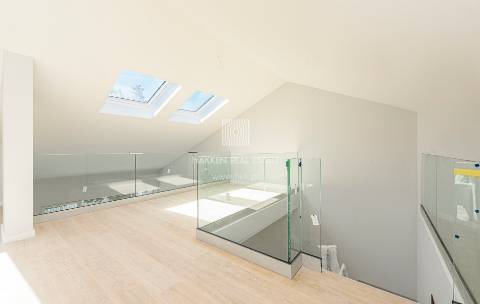 Apartamento T3+1 novo com Mezaninne  na vila de Carcavelos