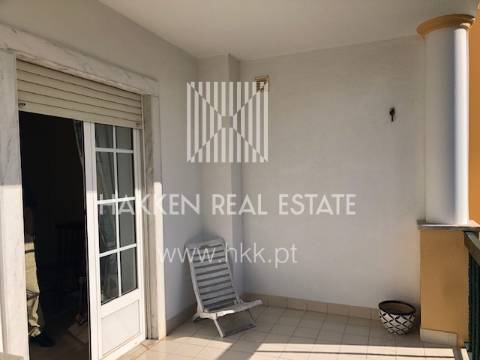 Apartamento T2 em Condomínio com piscina