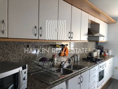 Apartamento T2 em Condomínio com piscina