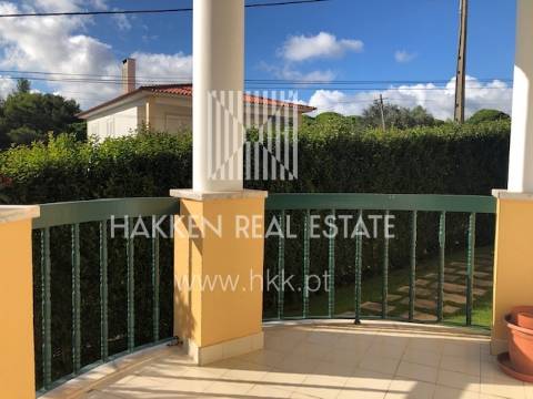 Apartamento T2 em Condomínio com piscina