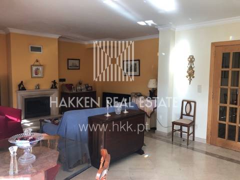 Apartamento T2 em Condomínio com piscina