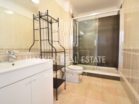 Moradia T7 com quatro suites e piscina