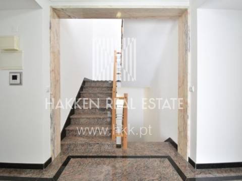 Moradia T7 com quatro suites e piscina