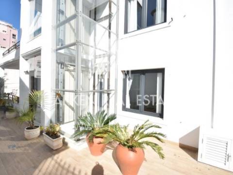 Moradia T7 com quatro suites e piscina