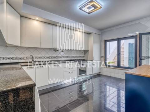 Moradia T7 com quatro suites e piscina