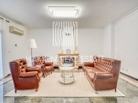 Moradia T7 com quatro suites e piscina