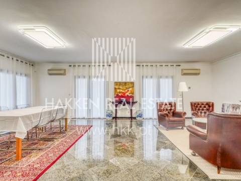 Moradia T7 com quatro suites e piscina