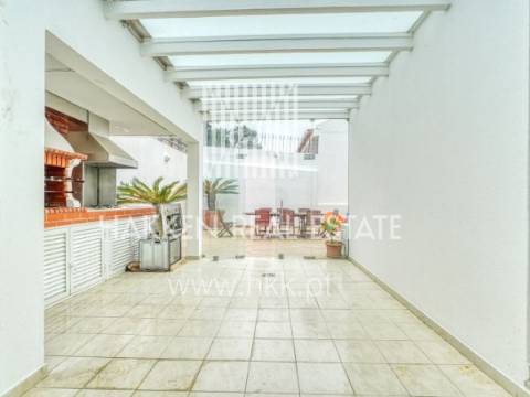 Moradia T7 com quatro suites e piscina