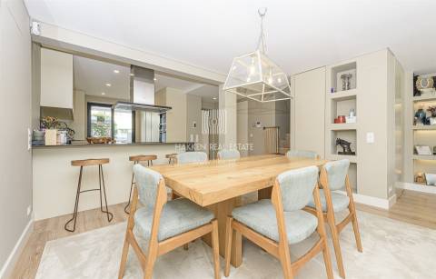 Moradia T4 remodelada no bairro da Martinha