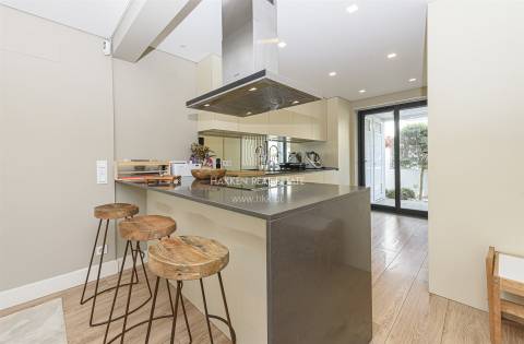 Moradia T4 remodelada no bairro da Martinha