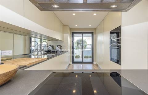 Moradia T4 remodelada no bairro da Martinha