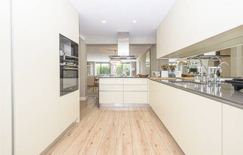 Moradia T4 remodelada no bairro da Martinha